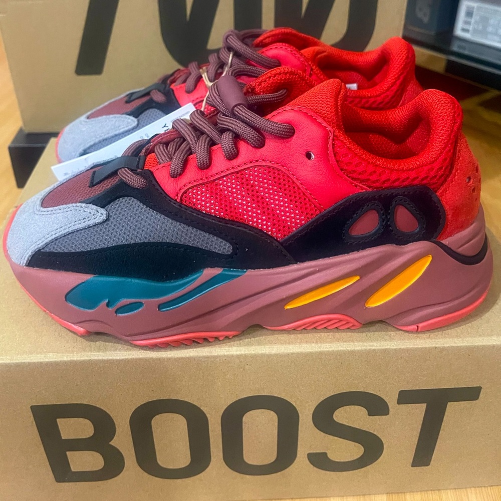 Size 4‎ - adidas Yeezy Boost 700 MNVN Laceless HI-RES RED 2022